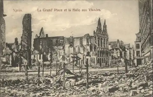 Ypres la Grande Place la Halle aux Vlandes *