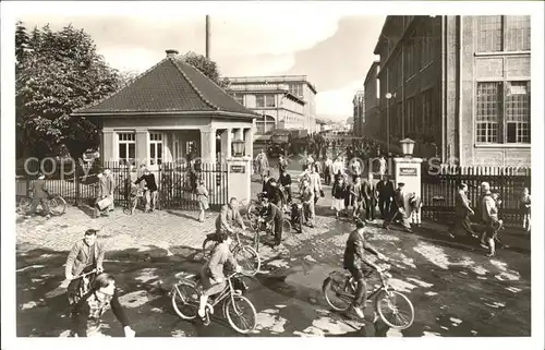 Singen Hohentwiel Die ersten der 2800 Belegschaftsmitglieder verlassen nach Feierabend Ihre Maggi / Singen (Hohentwiel) /Konstanz LKR