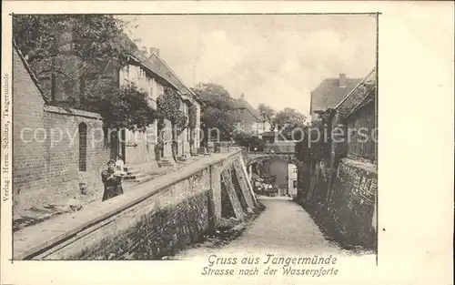 Tangermuende Strasse nach der Wasserpforte / Tangermuende /Stendal LKR