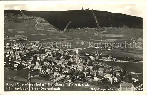 Oberwiesenthal Erzgebirge Gesamtansicht Kurort mit Fichtelberg Fliegeraufnahme / Oberwiesenthal /Erzgebirgskreis LKR