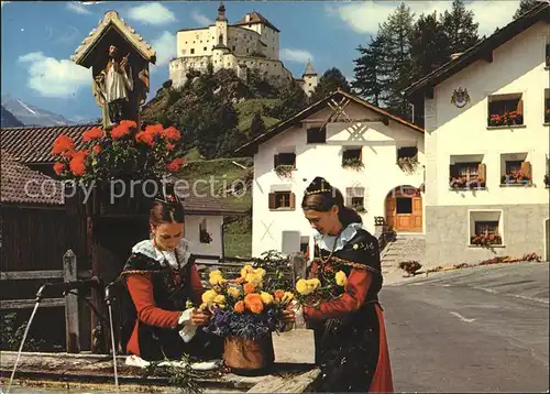 Tarasp Engadiner Trachtenmaedchen am Dorfbrunnen Kat. Tarasp