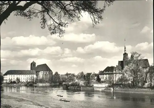 Wroclaw Ostrow Tumski i Piaskowy Kirche Uferpartie an der Oder Ruderboot