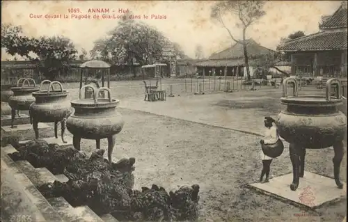 Hue Annam Cour devant Pagode Gia Long dans Palais *