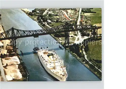 Rendsburg Hochbruecke ueber Nord Ostsee Kanal Fliegeraufnahme Schiff Kat. Rendsburg