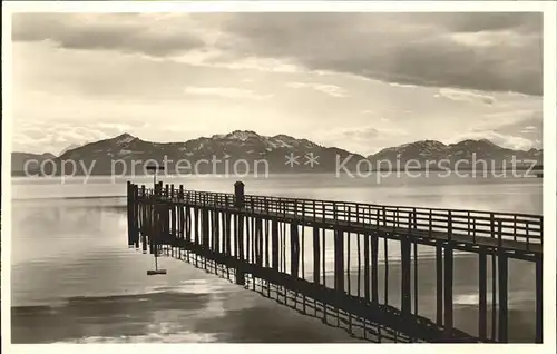 Seebruck Chiemsee Landungssteg mit Hochplatte und Kampenwand Chiemgauer Alpen Kat. Seeon Seebruck