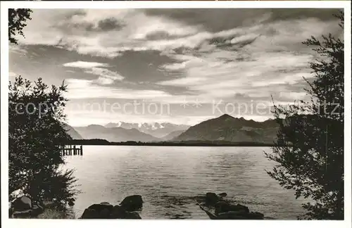 Chieming Chiemsee Uferpartie Blick zum Kaisergebirge und Hochplatte Alpenpanorama Chiemgauer Alpen / Chieming /Traunstein LKR