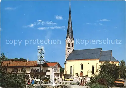 Bergen Chiemgau Partie an der Kirche Brunnen Luftkurort und Wintersportplatz / Bergen /Traunstein LKR