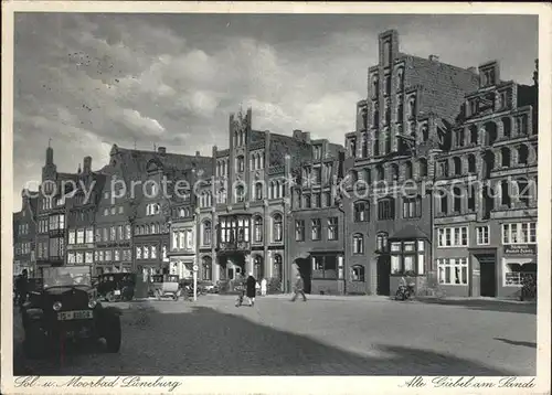 Lueneburg Partie am Sande mikt alten Giebelhaeusern Kat. Lueneburg