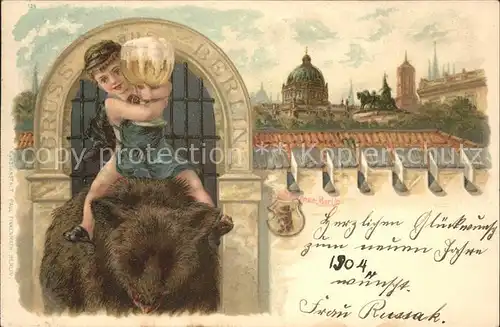Berlin Junge mit Berliner Weisse auf einem Braunbaeren Kat. Berlin