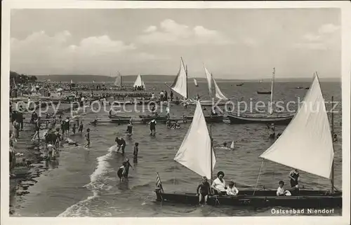 Niendorf Ostseebad Badespass am Strand Segelboot Kat. Timmendorfer Strand