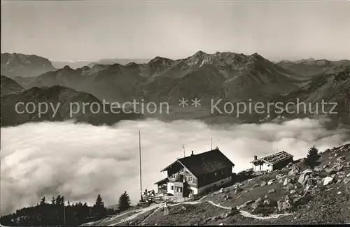 Marquartstein Hochgernhaus mit Blick auf Geigelsteingruppe Schutzhuette Chiemgauer Alpen Kat. Marquartstein