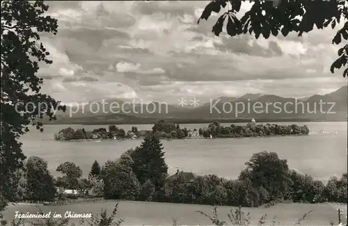 Chiemsee Blick zur Fraueninsel mit Kloster Frauenwoerth Chiemgauer Alpen Kat. Chiemsee