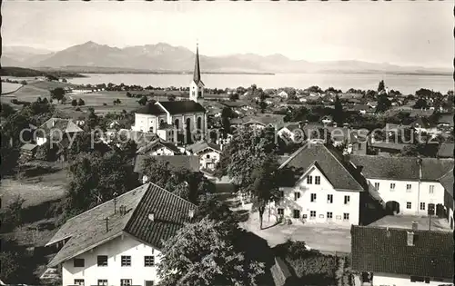 Chieming Chiemsee Ortsansicht mit Kirche Hochplatte Kampenwand Chiemgauer Alpen / Chieming /Traunstein LKR