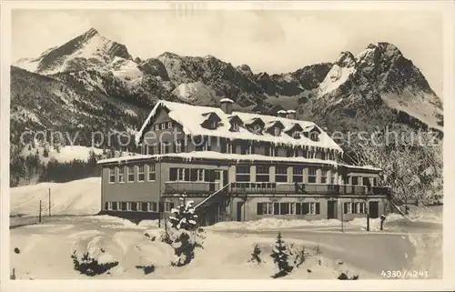 Garmisch-Partenkirchen Kreuzeck Haus mit Alpspitze Hoellental Waxenstein Wettersteingebirge / Garmisch-Partenkirchen /Garmisch-Partenkirchen LKR