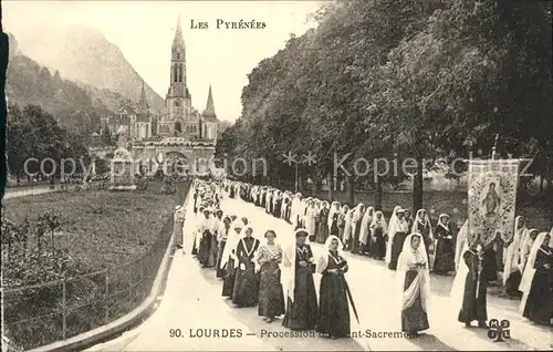 Lourdes Hautes Pyrenees Procession du Saint Sacrement Esplanade Basilique Kat. Lourdes