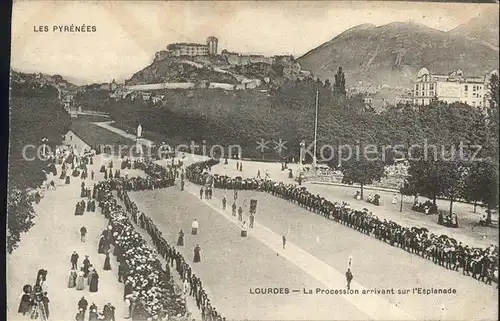 Lourdes Hautes Pyrenees Procession arrivant sur l Esplanade Kat. Lourdes