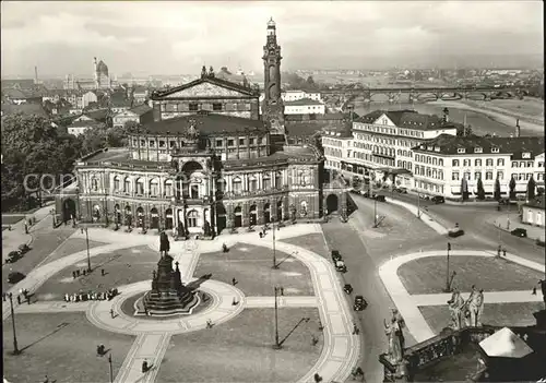 Dresden Theaterplatz mit Opernhaus und Hotel Bellevue