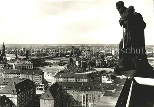 Dresden Blick auf zerstoerte Frauenkirche Mahnmal