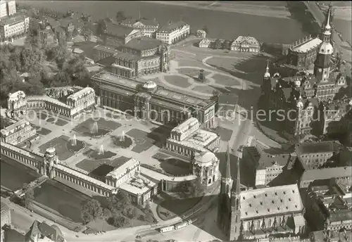 Dresden Zwinger und Theaterplatz vor Zerstoerung 1945 Fliegeraufnahme