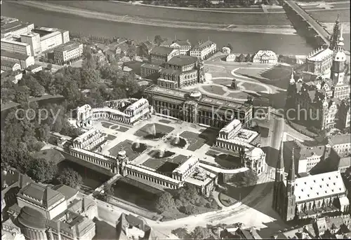 Dresden Zwinger und Theaterplatz vor Zerstoerung 1945 Fliegeraufnahme