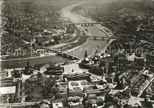 Dresden Neustadt und Altstadt vor der Zerstoerung 1945 Bruecke Fliegeraufnahme