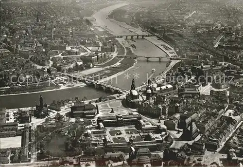 Dresden Neustadt und Altstadt vor der Zerstoerung 1945 Bruecke Fliegeraufnahme