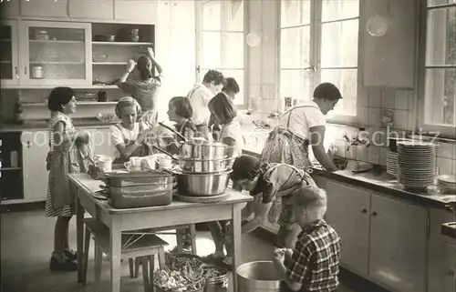 Wildhaus SG St.Galler Jugendheim Bodenweidli Kinder in der Kueche Kochen Kat. Wildhaus