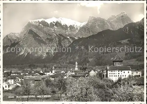 Maienfeld Ortsansicht mit Kirche und Schloss Brandis und Falknis Raetikon Kat. Maienfeld