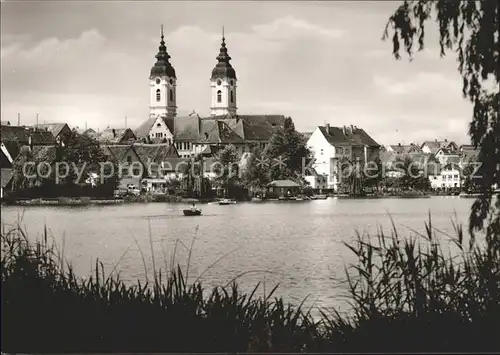 Bad Waldsee Blick ueber den See auf Pfarrkirche St Peter Kat. Bad Waldsee