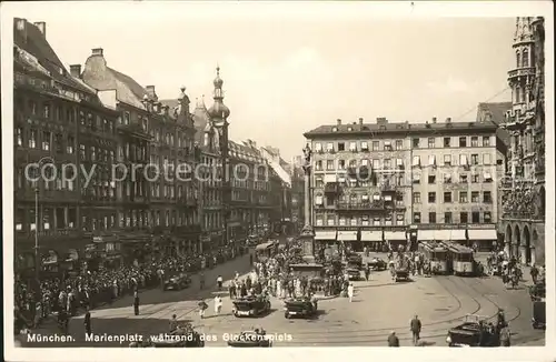 Muenchen Marienplatz waehrend des Glockenspiels Kat. Muenchen