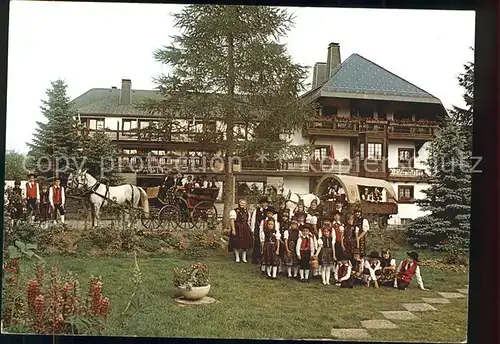Haeusern Schwarzwald Kindertrachtengruppe vor Hotel Adler  Kat. Haeusern