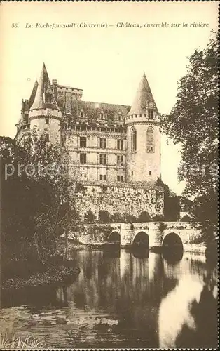 La Rochefoucauld Chateau ensemble sur la riviere Kat. La Rochefoucauld