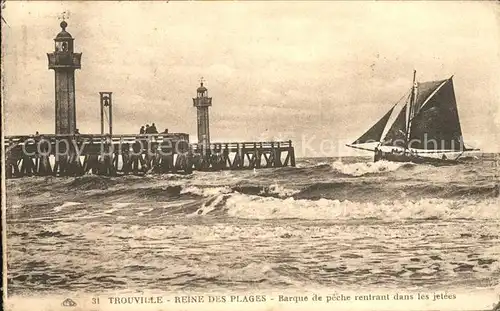 Trouville sur Mer Barque de peche rentrant dans les jetees Phare Kat. Trouville sur Mer