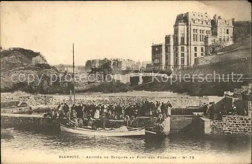 Biarritz Pyrenees Atlantiques Arrivee de Barques au Pont des Pecheurs Kat. Biarritz