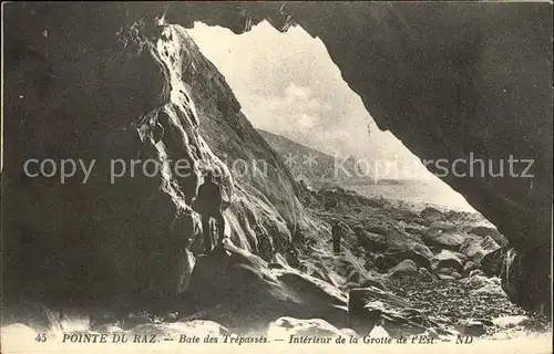 Pointe du Raz Baie des Trepasses Interieur de la Grotte Kat. Plogoff