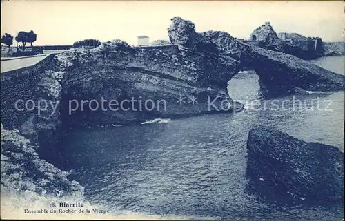 Biarritz Pyrenees Atlantiques Ensemble du Rocher de la Vierge Felskueste Kat. Biarritz