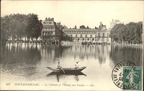 Fontainebleau Seine et Marne Chateau et l Etang aux Carpes Bateau Stempel auf AK Kat. Fontainebleau