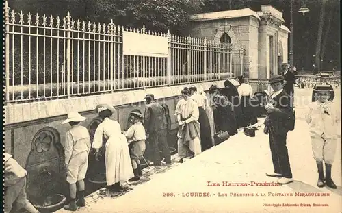 Lourdes Hautes Pyrenees Pelerins a la Fontaine Miraculeuse Kat. Lourdes