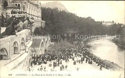 Lourdes Hautes Pyrenees Place de la Grotte et le Gave Kat. Lourdes