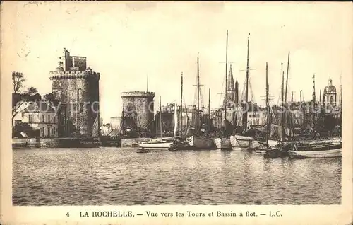 La Rochelle Charente Maritime Vue vers les Tours et Bassin a flot Bateau Kat. La Rochelle