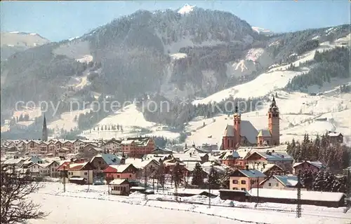 Kitzbuehel Tirol mit Hahnenkamm und Kirche Kat. Kitzbuehel