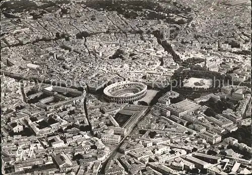 Nimes Les Arenes et l Esplanade vue aerienne Kat. Nimes