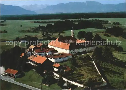 Reutberg Kloster mit Benediktenwand und Karwendelgebirge Fliegeraufnahme Kat. Sachsenkam