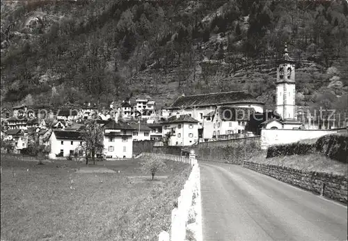 Cavergno Landstrasse Dorfpartie mit Kirche Kat. Cavergno
