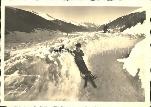 Davos GR Hohe Promenade Kind auf Ski mit Eichhoernchen Kat. Davos