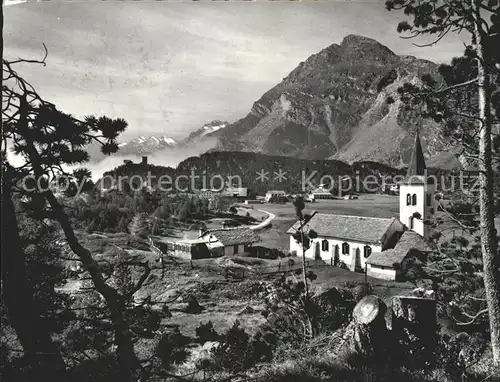 Maloja GR Kirche und Piz Longhin / Maloja Graubuenden /Bz. Maloja