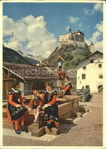 Tarasp Schloss Frauen und Kind in Tracht Kat. Tarasp