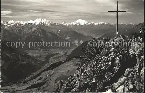 Bettmerhorn Blick vom Gipfel auf Bettmeralp und Rhonetal Gipfelkreuz Alpenpanorama Kat. Bettmerhorn