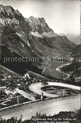 Klausenpass Blick von Vorfrutt auf Urnerboden und Jaegerstoecke Auto Kat. Klausen