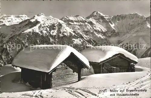 Braunwald GL Alp Berghuetten verschneit mit Hausstockkette Kat. Braunwald